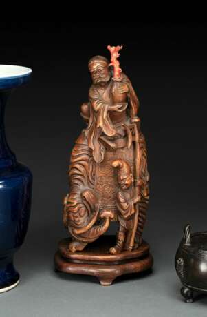 Figur des Arhats Karika auf einem Elefanten aus Bambus mit Korallenzweig auf Holzstand - photo 1