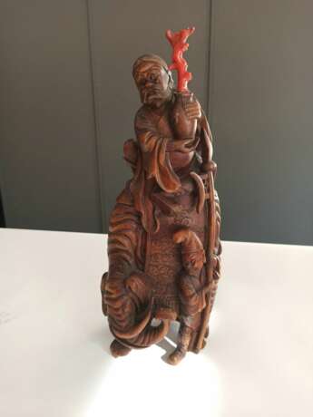Figur des Arhats Karika auf einem Elefanten aus Bambus mit Korallenzweig auf Holzstand - фото 3