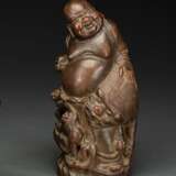 Feine Figur des Budai aus Bambus mit einem Löwen und Knaben - фото 1