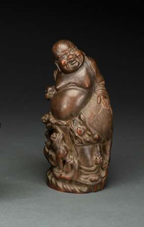 Feine Figur des Budai aus Bambus mit einem Löwen und Knaben - photo 1