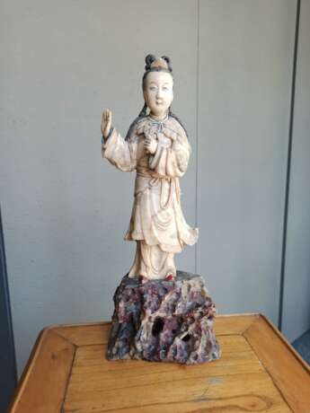 Figur der Guanyin aus Speckstein auf einem Felsen stehend - фото 2