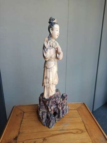 Figur der Guanyin aus Speckstein auf einem Felsen stehend - photo 4