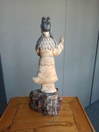 Figur der Guanyin aus Speckstein auf einem Felsen stehend - Foto 5