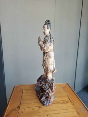 Figur der Guanyin aus Speckstein auf einem Felsen stehend - Foto 6