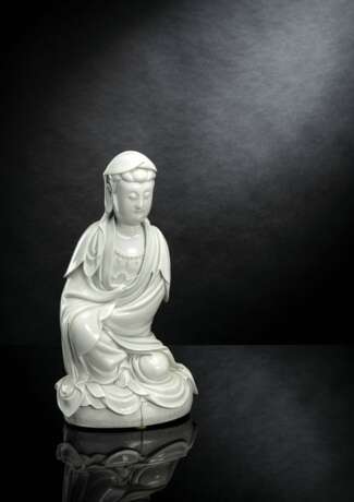 Dehua-Figur des Guanyin, sitzend in einem faltenreichen Gewand dargestellt - photo 2