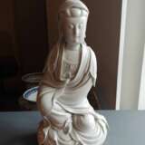 Dehua-Figur des Guanyin, sitzend in einem faltenreichen Gewand dargestellt - Foto 4