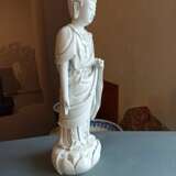 Dehua-Figur des stehenden Buddha auf einem Lotos - Foto 4