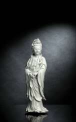 Dehua-Figur der stehenden Guanyin, eine Lotosblüte in den Händen haltend
