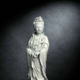 Dehua-Figur der stehenden Guanyin, eine Lotosblüte in den Händen haltend - Foto 1