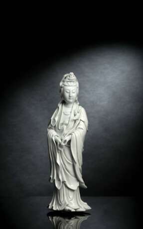Dehua-Figur der stehenden Guanyin, eine Lotosblüte in den Händen haltend - Foto 1