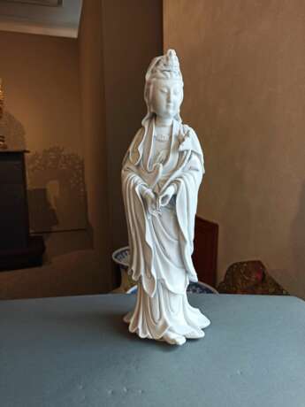 Dehua-Figur der stehenden Guanyin, eine Lotosblüte in den Händen haltend - Foto 3