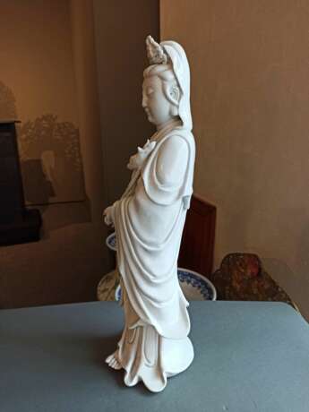 Dehua-Figur der stehenden Guanyin, eine Lotosblüte in den Händen haltend - Foto 4