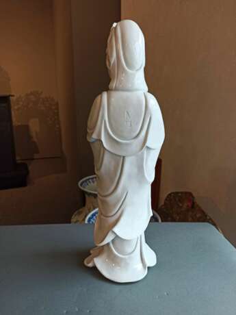 Dehua-Figur der stehenden Guanyin, eine Lotosblüte in den Händen haltend - Foto 6