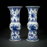 Paar 'gu'-förmige Vasen aus Porzellan mit unterglasurblauem Dekor von Antiquitäten und Blütenzweigen - photo 1