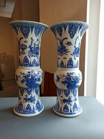 Paar 'gu'-förmige Vasen aus Porzellan mit unterglasurblauem Dekor von Antiquitäten und Blütenzweigen - Foto 2