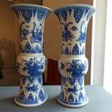 Paar 'gu'-förmige Vasen aus Porzellan mit unterglasurblauem Dekor von Antiquitäten und Blütenzweigen - фото 2