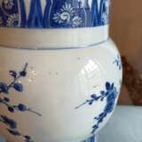 Paar 'gu'-förmige Vasen aus Porzellan mit unterglasurblauem Dekor von Antiquitäten und Blütenzweigen - Foto 3