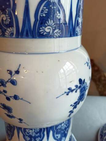 Paar 'gu'-förmige Vasen aus Porzellan mit unterglasurblauem Dekor von Antiquitäten und Blütenzweigen - фото 3