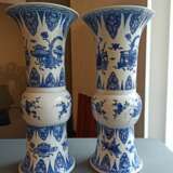 Paar 'gu'-förmige Vasen aus Porzellan mit unterglasurblauem Dekor von Antiquitäten und Blütenzweigen - photo 4