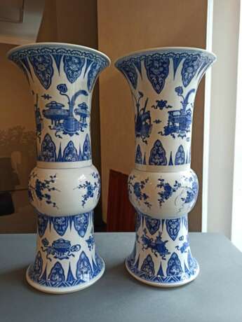 Paar 'gu'-förmige Vasen aus Porzellan mit unterglasurblauem Dekor von Antiquitäten und Blütenzweigen - фото 4