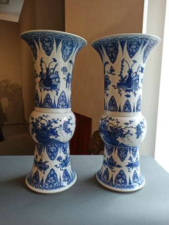 Paar 'gu'-förmige Vasen aus Porzellan mit unterglasurblauem Dekor von Antiquitäten und Blütenzweigen - фото 5
