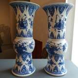Paar 'gu'-förmige Vasen aus Porzellan mit unterglasurblauem Dekor von Antiquitäten und Blütenzweigen - photo 5