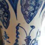 Paar 'gu'-förmige Vasen aus Porzellan mit unterglasurblauem Dekor von Antiquitäten und Blütenzweigen - фото 6