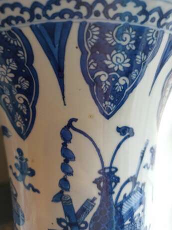 Paar 'gu'-förmige Vasen aus Porzellan mit unterglasurblauem Dekor von Antiquitäten und Blütenzweigen - photo 6