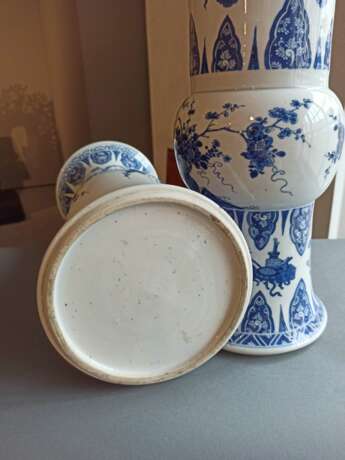 Paar 'gu'-förmige Vasen aus Porzellan mit unterglasurblauem Dekor von Antiquitäten und Blütenzweigen - photo 9