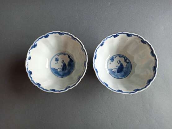 Paar blütenförmige Schalen aus Porzellan mit Figurenszenen - Foto 3