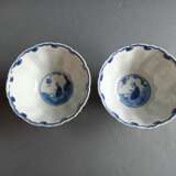 Paar blütenförmige Schalen aus Porzellan mit Figurenszenen - Foto 3