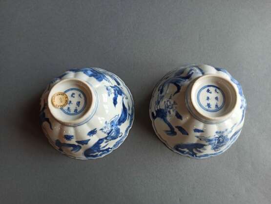 Paar blütenförmige Schalen aus Porzellan mit Figurenszenen - фото 4
