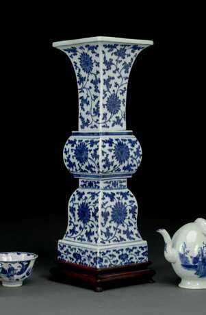 Zweiteilige Vase in 'gu'-Form mit unterglasurblauem Dekor von Lotos und Rankwerk - Foto 1