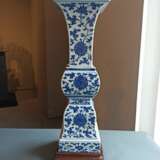 Zweiteilige Vase in 'gu'-Form mit unterglasurblauem Dekor von Lotos und Rankwerk - photo 2