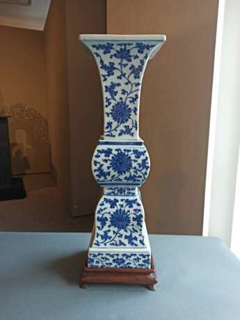 Zweiteilige Vase in 'gu'-Form mit unterglasurblauem Dekor von Lotos und Rankwerk - photo 2