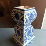 Zweiteilige Vase in 'gu'-Form mit unterglasurblauem Dekor von Lotos und Rankwerk - Foto 3