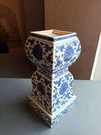 Zweiteilige Vase in 'gu'-Form mit unterglasurblauem Dekor von Lotos und Rankwerk - photo 3