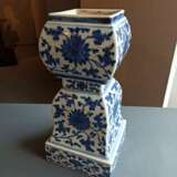 Zweiteilige Vase in 'gu'-Form mit unterglasurblauem Dekor von Lotos und Rankwerk - Foto 4