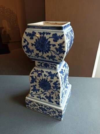 Zweiteilige Vase in 'gu'-Form mit unterglasurblauem Dekor von Lotos und Rankwerk - Foto 4