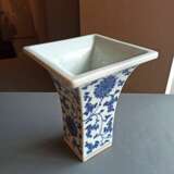 Zweiteilige Vase in 'gu'-Form mit unterglasurblauem Dekor von Lotos und Rankwerk - Foto 8