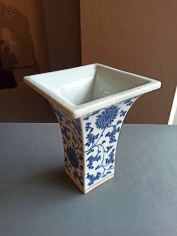 Zweiteilige Vase in 'gu'-Form mit unterglasurblauem Dekor von Lotos und Rankwerk - photo 8