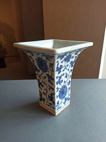 Zweiteilige Vase in 'gu'-Form mit unterglasurblauem Dekor von Lotos und Rankwerk - Foto 9