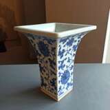 Zweiteilige Vase in 'gu'-Form mit unterglasurblauem Dekor von Lotos und Rankwerk - photo 9