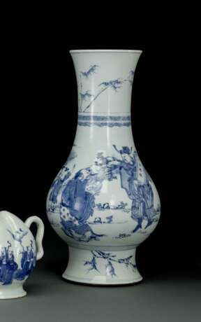 Seltene Vase aus Porzellan mit unterglasurblauem Dekor von Unsterblichen und Knaben - фото 1