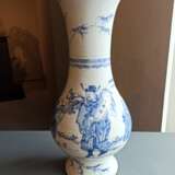 Seltene Vase aus Porzellan mit unterglasurblauem Dekor von Unsterblichen und Knaben - photo 2