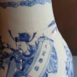 Seltene Vase aus Porzellan mit unterglasurblauem Dekor von Unsterblichen und Knaben - photo 3