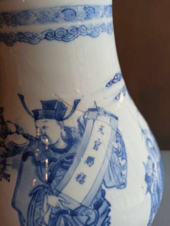 Seltene Vase aus Porzellan mit unterglasurblauem Dekor von Unsterblichen und Knaben - Foto 3