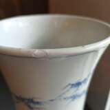 Seltene Vase aus Porzellan mit unterglasurblauem Dekor von Unsterblichen und Knaben - photo 4
