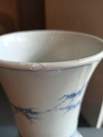 Seltene Vase aus Porzellan mit unterglasurblauem Dekor von Unsterblichen und Knaben - Foto 4