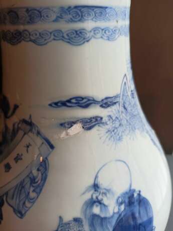 Seltene Vase aus Porzellan mit unterglasurblauem Dekor von Unsterblichen und Knaben - photo 5